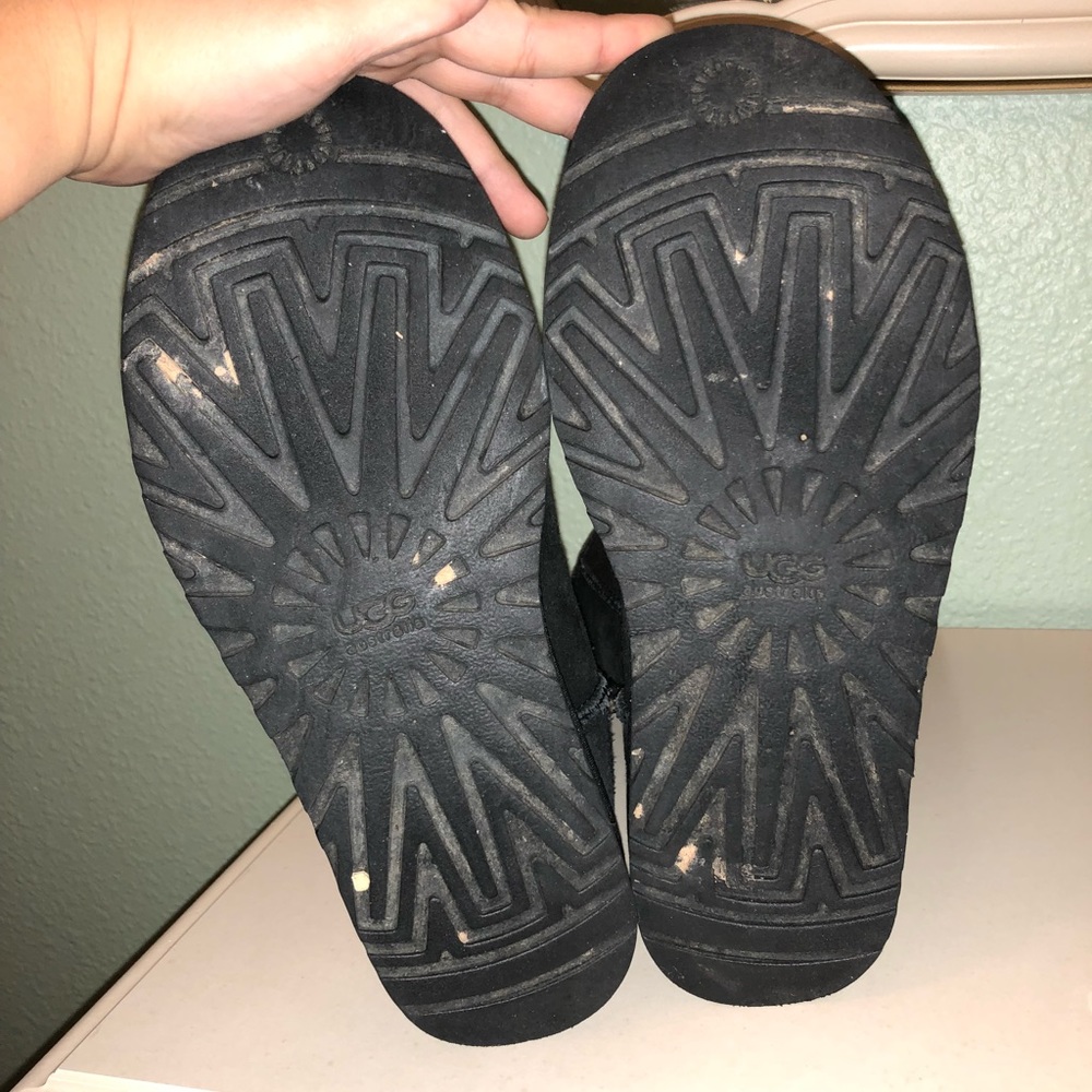 Authentic Ugg Australia Short Boot in Black - Picture 4 of 4